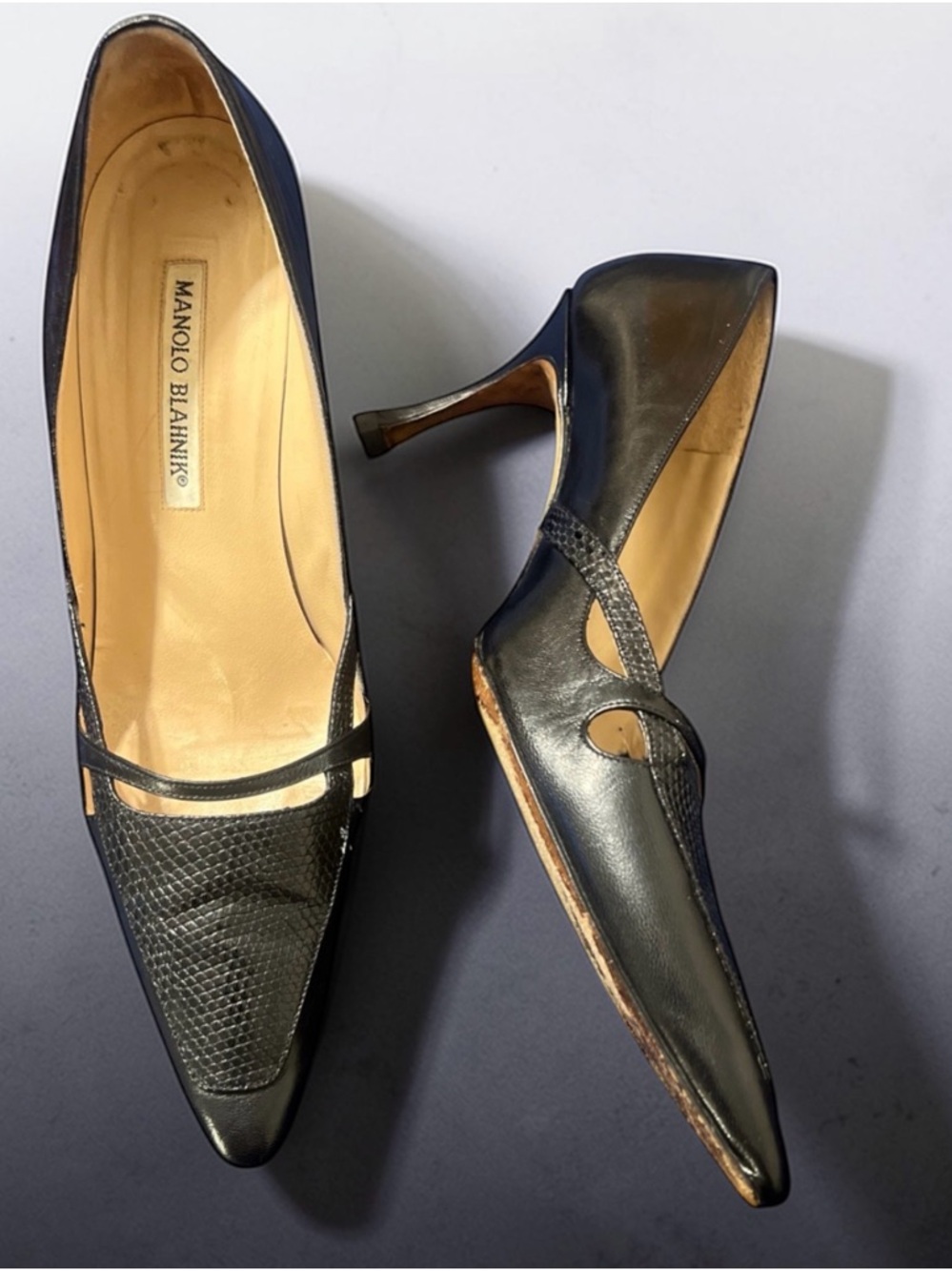 Manolo Blahnik Black Pointed Toe Leather Heels GUC!